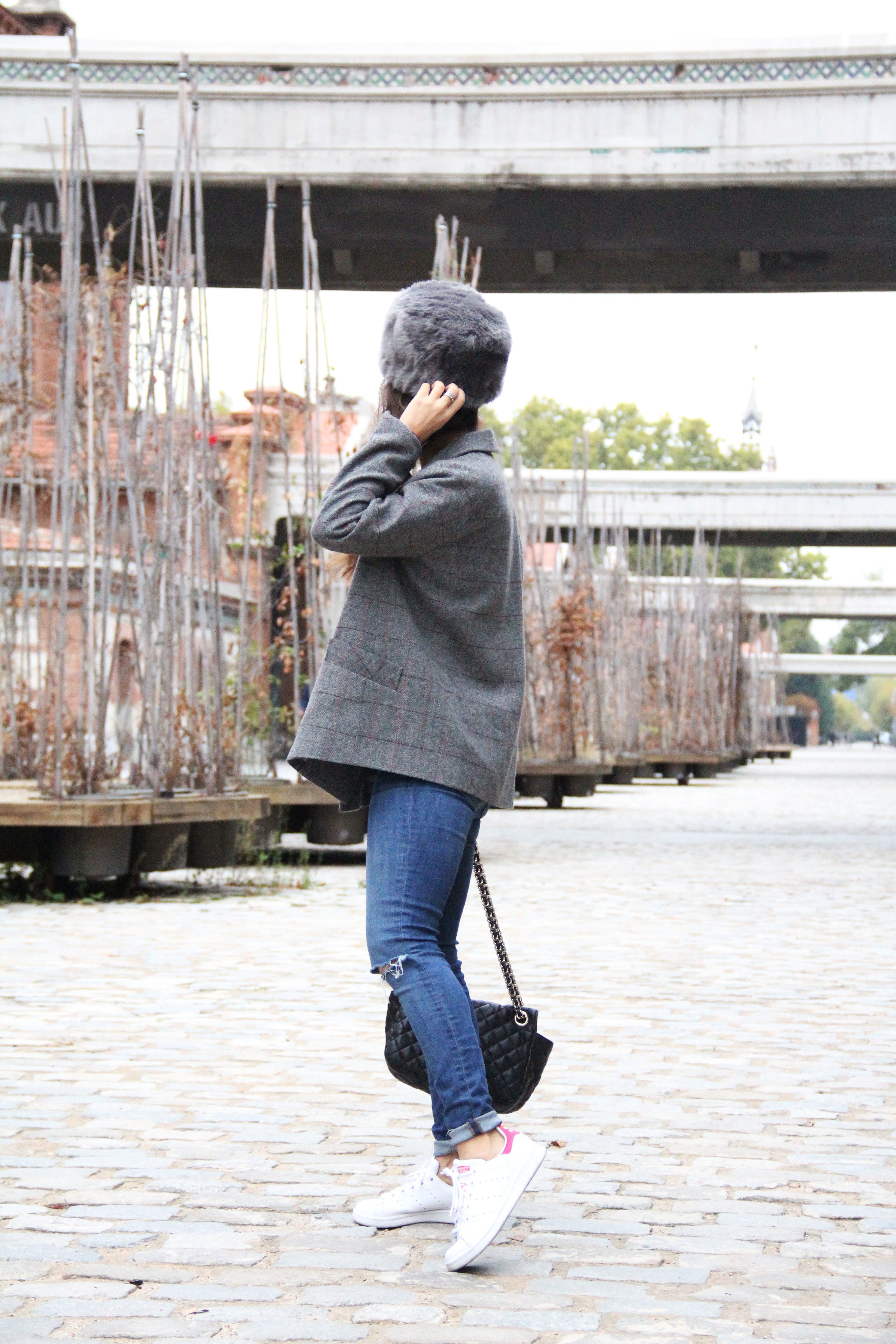 2_Less_is_more-ripped_jeans-compañía_fantástica-zapatillas_blancas-sneackers-gorro_de_pelo-blazer_de_cuadros-outfit-street_style-outfit-fashion_blogger