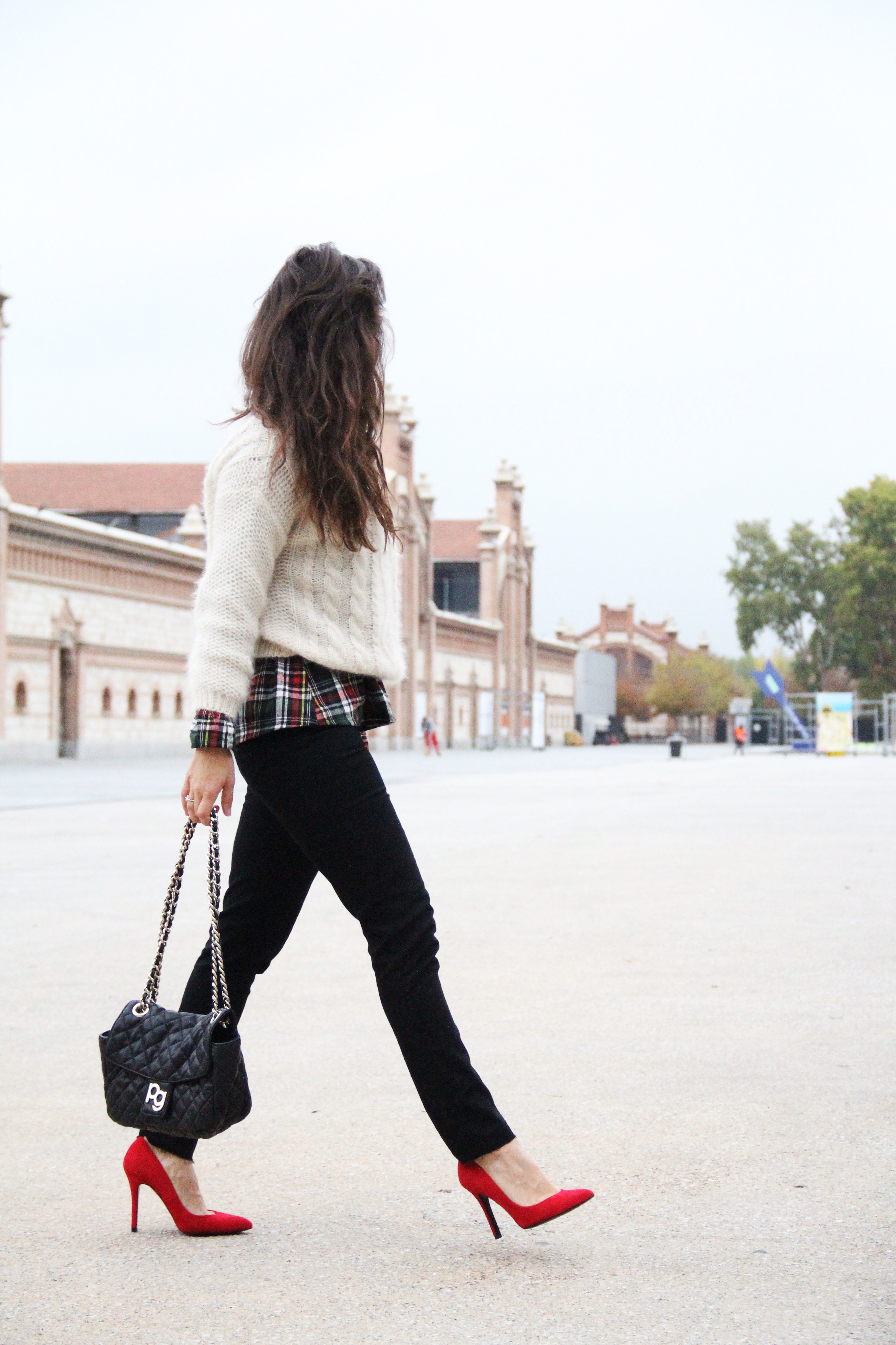 3_Less_is_more-black_jeans-compañía_fantástica-camisa_cuadros-salones_rojos-red_heels-outfit-street_style-bolso_purificacion_garcia-skinny_jeans